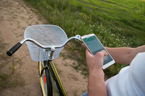 Rowerzysta za pomocą Navigator na swoim smartfonie, — Zdjęcie stockowe