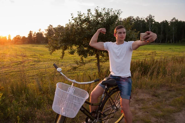 Yakışıklı genç adam içinde beyaz t-shirt ve şort.