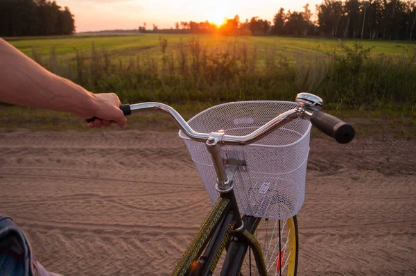 Pria bergaya di atas sepeda saat matahari terbenam, waktu luang — Stok Foto