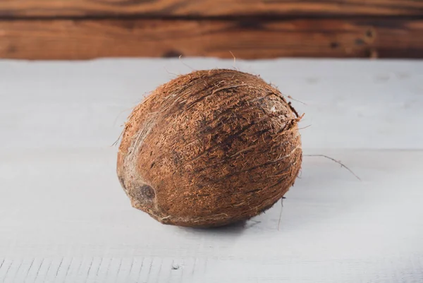 Kokosnoot op oud hout achtergrond, witte hout — Stockfoto