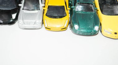 Beyaz arka planda, renkli araba oyuncak arabalar