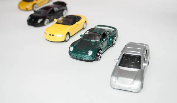 Coches de juguete sobre fondo blanco, coches coloridos —  Fotos de Stock