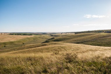 Hills, mavi gökyüzü, zemin üzerine yeşil çayırlar ufuk