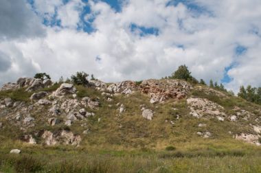 Dağ, tepe, ağaçlar ve bulutlar