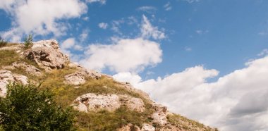Güzel dağlar bulutlu gökyüzüne karşı,