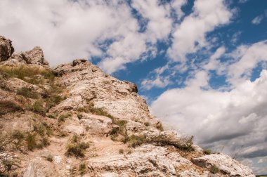 Bulutlu gökyüzü arka plan devam et. dağ arka plan