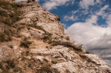 Bulutlu gökyüzü arka plan devam et. dağ arka plan