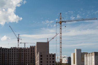 Şantiye Vinçler gökyüzü arka plan ve bulutlar ile