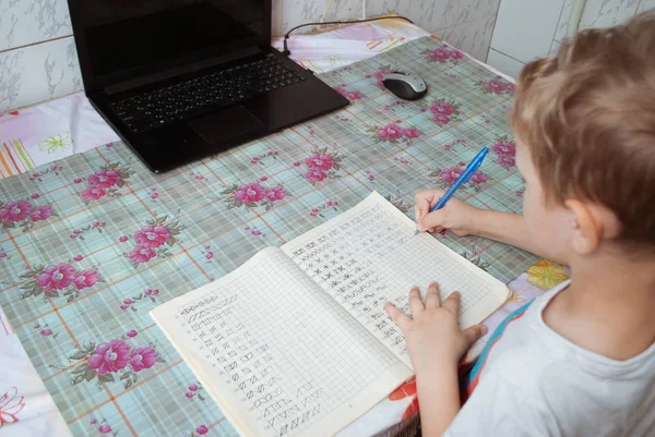 Estudiante en la mesa haciendo la tarea , — Foto de Stock