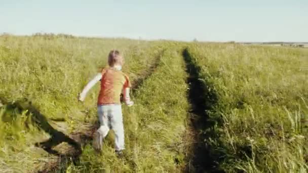 Ένα μικρό αγόρι που τρέχει κατά μήκος της διαδρομής. — Αρχείο Βίντεο