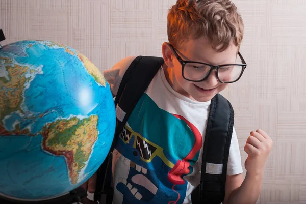 Retrato de niño pequeño con gafas, sosteniendo un globo. El nerd con el globo — Foto de Stock