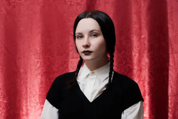 Retrato gótico de chica morena joven, lápiz labial negro, fondo rojo — Foto de Stock