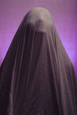 Mor bir arka plan üzerinde sayfa ürkütücü hayalet.