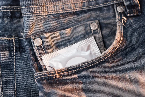 Презервативи в кишені джинсів, засоби контрацепції , — стокове фото
