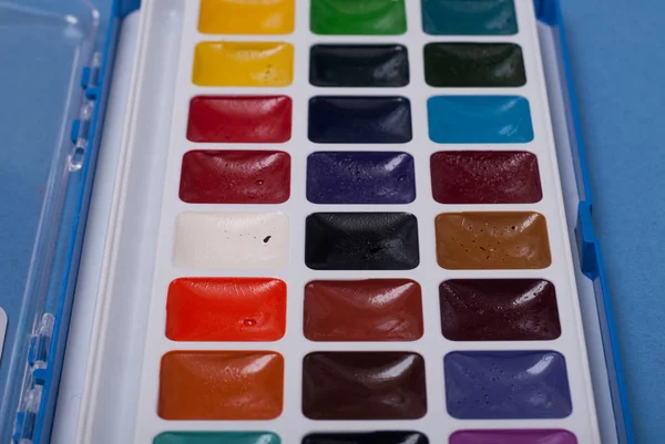 Paleta de pinturas de acuarela de cerca, la pintura para el dibujo —  Fotos de Stock