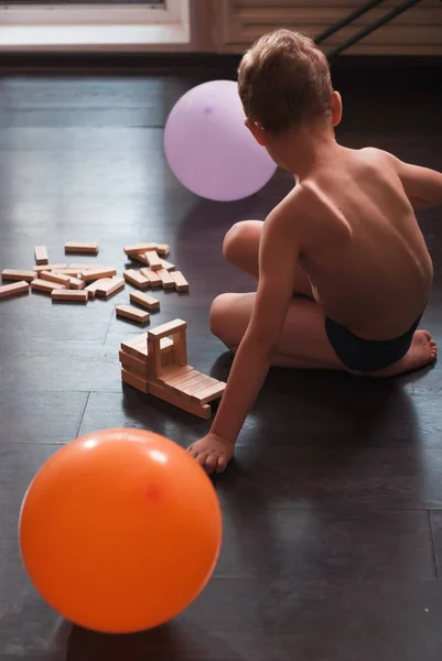 Boy construit des constructions en blocs de bois , — Photo