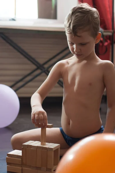 Boy construit des constructions en blocs de bois , — Photo