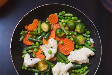 bir tavada sebze güveç üstüne kavrulmuş sebze,