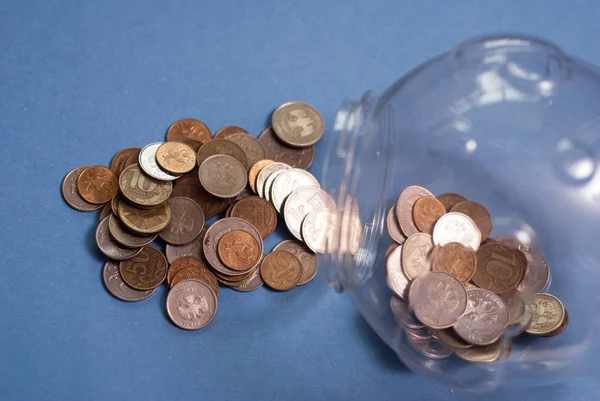 Glas mit Geld, Münzen aus Sparschwein verschüttet, — Stockfoto