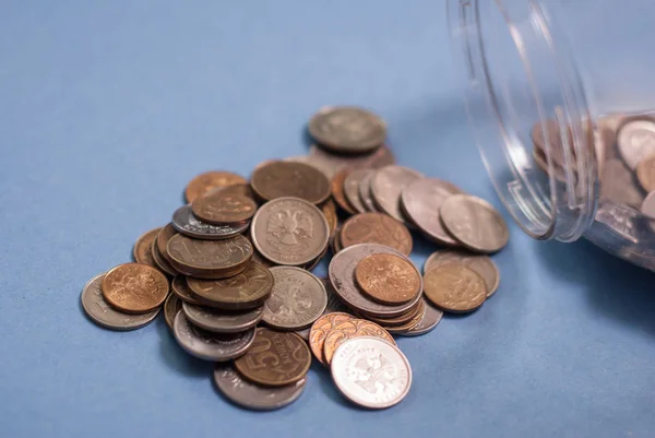 Pot en verre avec de l'argent, pièces renversées d'une tirelire , — Photo