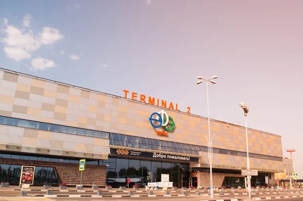 Ufa, Rusya Federasyonu - 3 Eylül 2017: Uluslararası Havaalanı Ufa gökyüzünde, terminal numarası 2