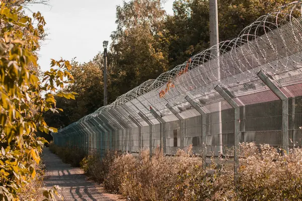 Lange hek met prikkeldraad, de bescherming van vluchtelingen — Stockfoto