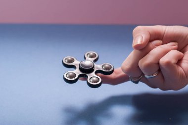 Parmağına el spinner,