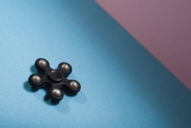 Spinner siyah, Gadget'ı stres rahatlatmak için kıpır.