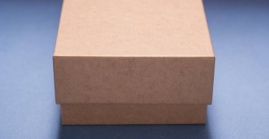 Noel hediye kutusu ile mavi arka plan.