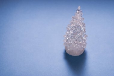 Noel ağacı oyuncak bir açık mavi renkli üzerinde,