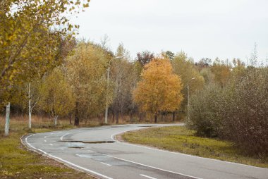 Sonbahar parkta jogging pisti, bulutlu bir gün,