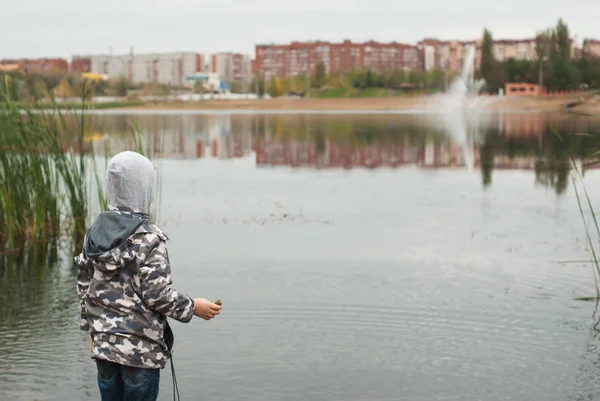 Un garçon de 7 ans sur le lac , — Photo
