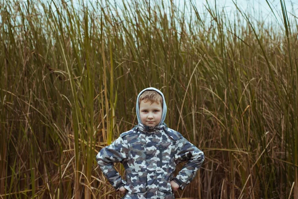 Le garçon dans la veste à capuche , — Photo