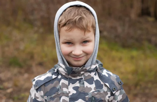 Мальчик в куртке с капюшоном , — стоковое фото