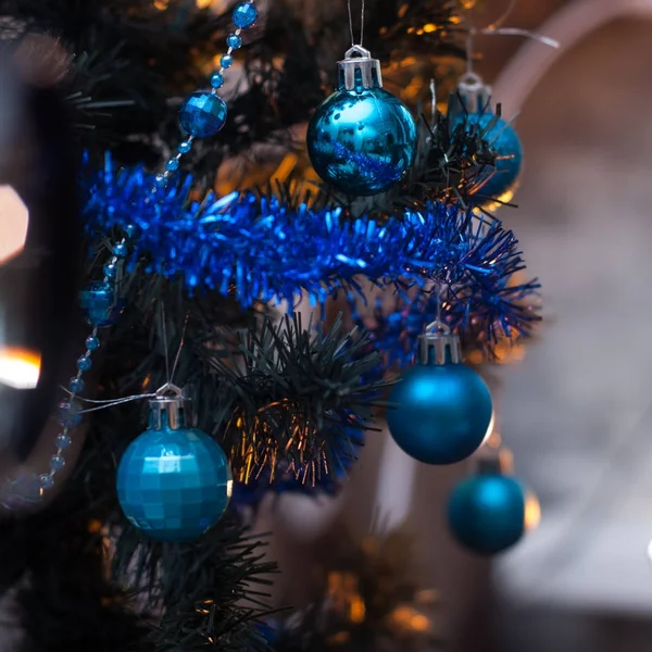 Kerstboom op achtergrond, gele Wandverlichting, — Stockfoto
