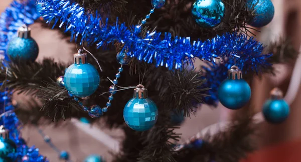 Árbol de Navidad sobre fondo de pared, luces amarillas , — Foto de Stock