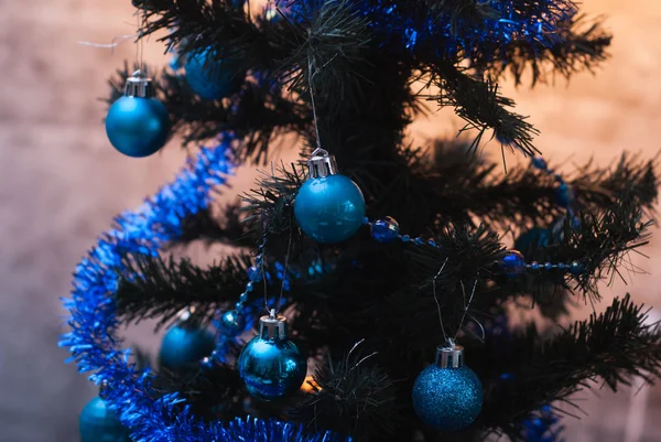 Árbol de Navidad sobre fondo de pared , — Foto de Stock