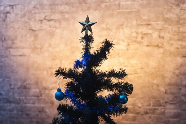 Árbol de Navidad sobre fondo de pared, luces amarillas , — Foto de Stock