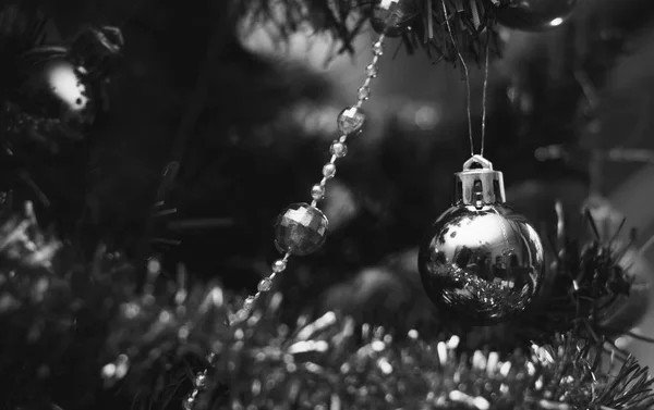 Árbol de Navidad sobre fondo de pared, luces amarillas , — Foto de Stock