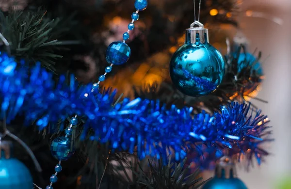 Kerstboom op achtergrond, gele Wandverlichting, — Stockfoto