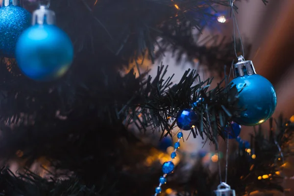 Vánoční strom na pozadí, žlutá LED osvětlení, — Stock fotografie