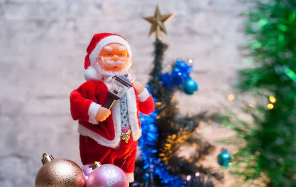 Der Weihnachtsmann und der Weihnachtsbaum an Heiligabend — Stockfoto