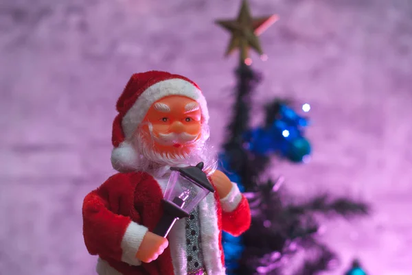 Der Weihnachtsmann und der Weihnachtsbaum an Heiligabend — Stockfoto