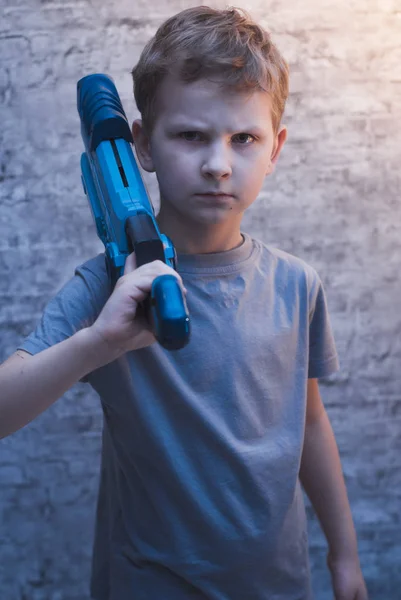 Pequeño niño preescolar sosteniendo el Blaster con una cara dramática — Foto de Stock