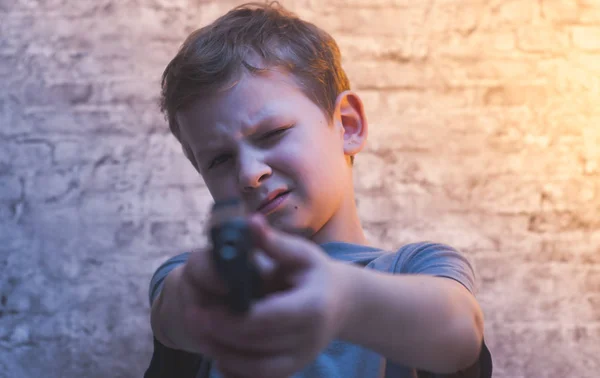 Мальчик с ружьем, актерская, драматическая сюжетная линия , — стоковое фото