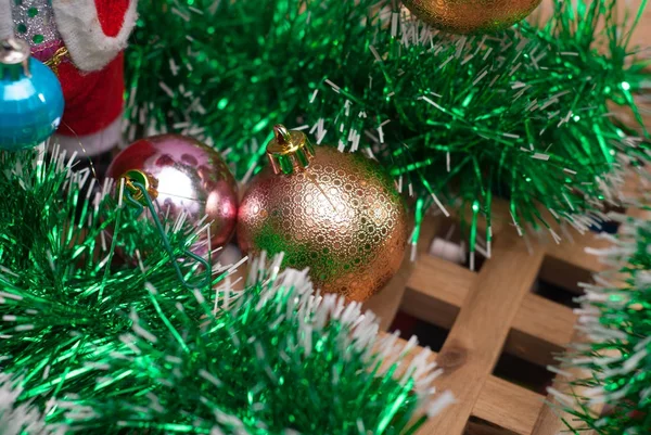 Groene klatergoud, glazen kerstballen, — Stockfoto