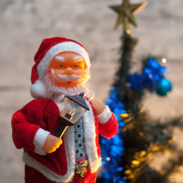 Der Weihnachtsmann und der Weihnachtsbaum an Heiligabend — Stockfoto