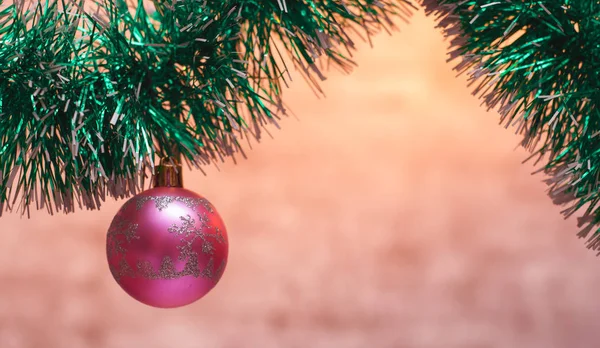 Fundo de Natal, bola de Natal pendurada no ouropel , — Fotografia de Stock