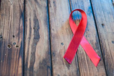 ahşap arka plan üzerinde kırmızı kurdele,