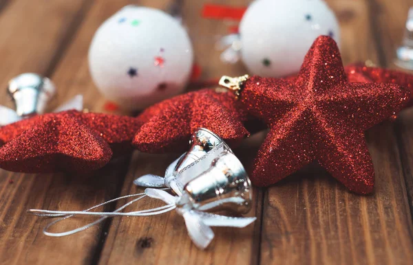 Noel arka plan koyu ahşap tahtası, Noel baubles bileşimi şenlikli süslemeleri ile, — Stok fotoğraf